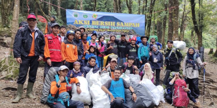 AKSI OPERASI BERSIH VOLUNTEER GUNUNG GEDE – PANGRANGO