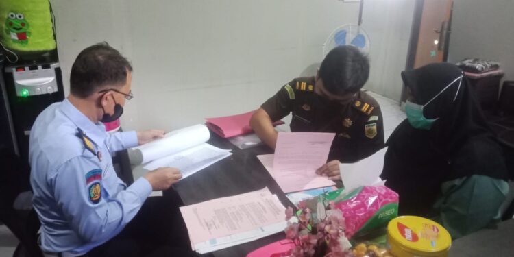 Kejari Depok Eksekusi 2 Terpidana Korupsi Dana Bangunan Sekolah